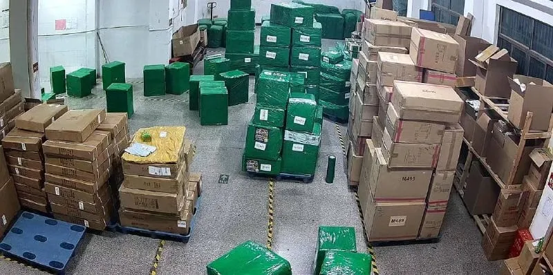 Коробки на паллетах и упакованные места на складе перед отгрузкой