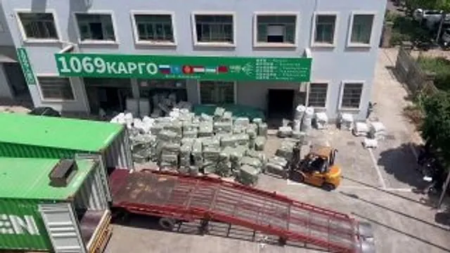 Погрузка контейнера у склада 1069 в Иу: погрузчик и упакованные места груза